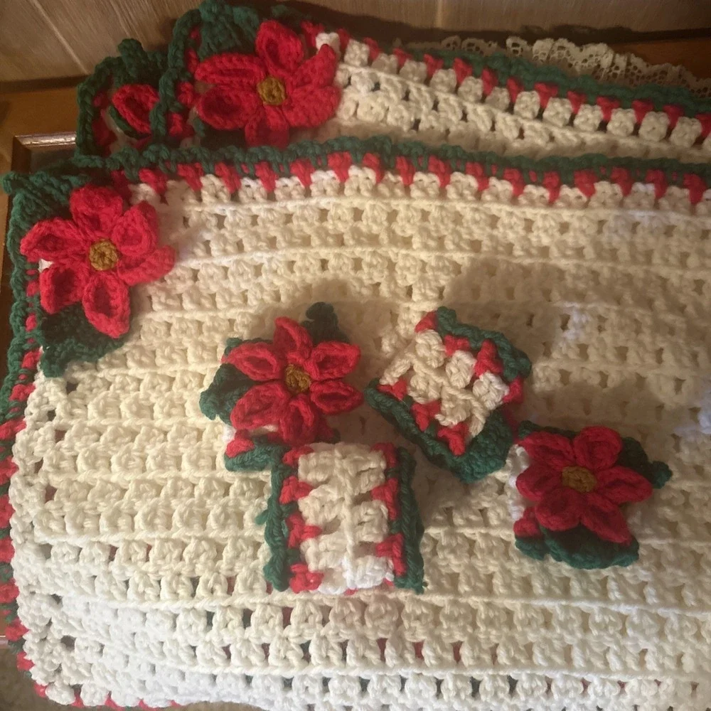 4 VTG Hand Crocheted Christmas Placemats Napkin Ring 3D Poinsettia White Red Grn